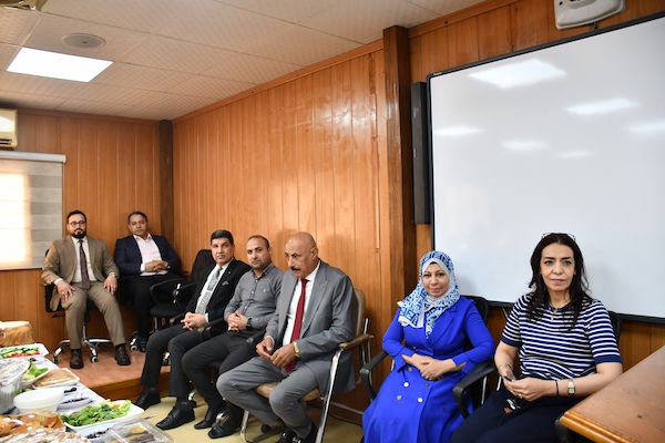 اجتماع العميد مع الموظفين (2)